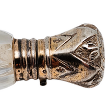 Charger l'image dans la galerie, Flacon en forme de goutte en cristal taillé à monture en vermeil ciselé, fin XIXè - début XXè Le Charme des Violettes - Brocante en ligne