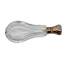 Charger l'image dans la galerie, Flacon en forme de goutte en cristal taillé à monture en vermeil ciselé, fin XIXè - début XXè Le Charme des Violettes - Brocante en ligne