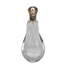Charger l'image dans la galerie, Flacon en forme de goutte en cristal taillé à monture en vermeil ciselé, fin XIXè - début XXè Le Charme des Violettes - Brocante en ligne