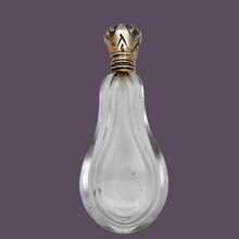 Charger l'image dans la galerie, Flacon en forme de goutte en cristal taillé à monture en vermeil ciselé, fin XIXè - début XXè Le Charme des Violettes - Brocante en ligne