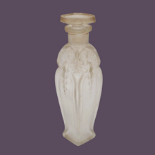 Afbeelding in Gallery-weergave laden, Legras & Cie (attribué à), Flacon à parfum Art nouveau à la libellule en verre sablé moulé, vers 1905-1915 Le Charme des Violettes - Brocante en ligne