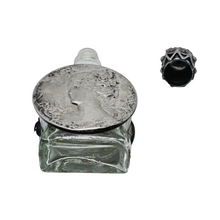 Afbeelding in Gallery-weergave laden, Petit flacon à parfum vintage orné de médaillons féminins de style Art nouveau, vers 1950-1960 Le Charme des Violettes - Brocante en ligne