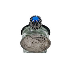 Afbeelding in Gallery-weergave laden, Petit flacon à parfum vintage orné de médaillons féminins de style Art nouveau, vers 1950-1960 Le Charme des Violettes - Brocante en ligne