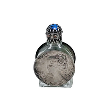 Afbeelding in Gallery-weergave laden, Petit flacon à parfum vintage orné de médaillons féminins de style Art nouveau, vers 1950-1960 Le Charme des Violettes - Brocante en ligne