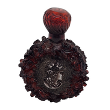 Load image into Gallery viewer, Flacon ancien en bakélite rouge ambré et médaillons argentés à décor de roses et profil féminin, vers 1920-1930 Le Charme des Violettes - Brocante en ligne
