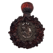 Load image into Gallery viewer, Flacon ancien en bakélite rouge ambré et médaillons argentés à décor de roses et profil féminin, vers 1920-1930 Le Charme des Violettes - Brocante en ligne