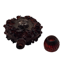 Load image into Gallery viewer, Flacon ancien en bakélite rouge ambré et médaillons argentés à décor de roses et profil féminin, vers 1920-1930 Le Charme des Violettes - Brocante en ligne