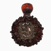 Load image into Gallery viewer, Flacon ancien en bakélite rouge ambré et médaillons argentés à décor de roses et profil féminin, vers 1920-1930 Le Charme des Violettes - Brocante en ligne