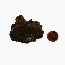 Load image into Gallery viewer, Flacon ancien en bakélite rouge ambré et médaillons argentés à décor de roses et profil féminin, vers 1920-1930 Le Charme des Violettes - Brocante en ligne