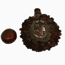 Load image into Gallery viewer, Flacon ancien en bakélite rouge ambré et médaillons argentés à décor de roses et profil féminin, vers 1920-1930 Le Charme des Violettes - Brocante en ligne