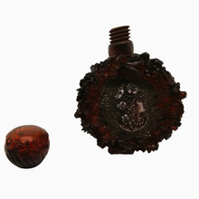 Load image into Gallery viewer, Flacon ancien en bakélite rouge ambré et médaillons argentés à décor de roses et profil féminin, vers 1920-1930 Le Charme des Violettes - Brocante en ligne