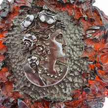 Load image into Gallery viewer, Flacon ancien en bakélite rouge ambré et médaillons argentés à décor de roses et profil féminin, vers 1920-1930 Le Charme des Violettes - Brocante en ligne