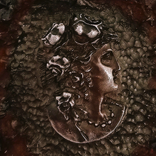 Load image into Gallery viewer, Flacon ancien en bakélite rouge ambré et médaillons argentés à décor de roses et profil féminin, vers 1920-1930 Le Charme des Violettes - Brocante en ligne