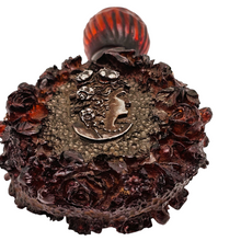 Load image into Gallery viewer, Flacon ancien en bakélite rouge ambré et médaillons argentés à décor de roses et profil féminin, vers 1920-1930 Le Charme des Violettes - Brocante en ligne