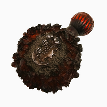 Load image into Gallery viewer, Flacon ancien en bakélite rouge ambré et médaillons argentés à décor de roses et profil féminin, vers 1920-1930 Le Charme des Violettes - Brocante en ligne