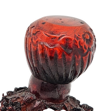 Load image into Gallery viewer, Flacon ancien en bakélite rouge ambré et médaillons argentés à décor de roses et profil féminin, vers 1920-1930 Le Charme des Violettes - Brocante en ligne