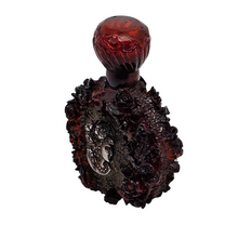 Load image into Gallery viewer, Flacon ancien en bakélite rouge ambré et médaillons argentés à décor de roses et profil féminin, vers 1920-1930 Le Charme des Violettes - Brocante en ligne