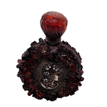 Load image into Gallery viewer, Flacon ancien en bakélite rouge ambré et médaillons argentés à décor de roses et profil féminin, vers 1920-1930 Le Charme des Violettes - Brocante en ligne