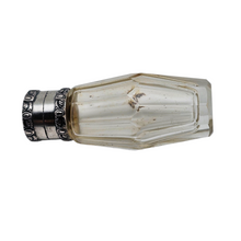 Charger l'image dans la galerie, Flacon à sels ou à parfum en cristal taillé et argent 800 – époque Napoléon III, style Louis XVI, vers 1870-1890 Le Charme des Violettes - Brocante en ligne
