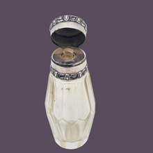 Charger l'image dans la galerie, Flacon à sels ou à parfum en cristal taillé et argent 800 – époque Napoléon III, style Louis XVI, vers 1870-1890 Le Charme des Violettes - Brocante en ligne