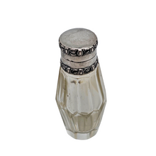 Charger l'image dans la galerie, Flacon à sels ou à parfum en cristal taillé et argent 800 – époque Napoléon III, style Louis XVI, vers 1870-1890 Le Charme des Violettes - Brocante en ligne