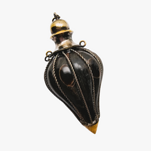 Load image into Gallery viewer, Edwardian perfume bottle in buffalo horn and chiseled brass, late 19th century.