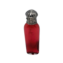 Charger l'image dans la galerie, Petit flacon à sels ou à parfum Art nouveau en verre rouge rubis et métal argenté, vers 1890-1910 Le Charme des Violettes - Brocante en ligne