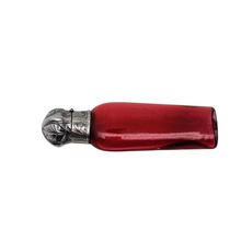 Afbeelding in Gallery-weergave laden, Petit flacon à sels ou à parfum Art nouveau en verre rouge rubis et métal argenté, vers 1890-1910 Le Charme des Violettes - Brocante en ligne