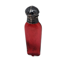 Afbeelding in Gallery-weergave laden, Petit flacon à sels ou à parfum Art nouveau en verre rouge rubis et métal argenté, vers 1890-1910 Le Charme des Violettes - Brocante en ligne