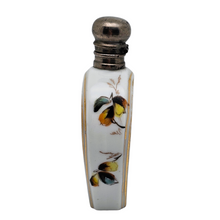 Load image into Gallery viewer, Flacon à parfum ou à sels en porcelaine peinte à la main, vers 1880-1910 Le Charme des Violettes - Brocante en ligne