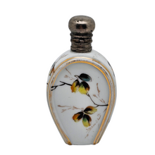 Load image into Gallery viewer, Flacon à parfum ou à sels en porcelaine peinte à la main, vers 1880-1910 Le Charme des Violettes - Brocante en ligne