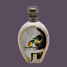 Load image into Gallery viewer, Flacon à parfum ou à sels en porcelaine peinte à la main, vers 1880-1910 Le Charme des Violettes - Brocante en ligne