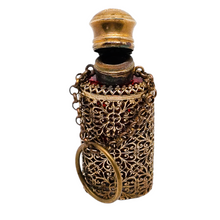 Load image into Gallery viewer, Flacon à sels ou à parfum en verre rubis et monture en laiton filigrané, années 1880-1910