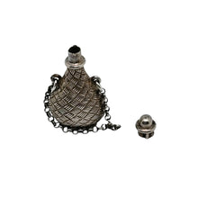 Load image into Gallery viewer, Petit flacon miniature en argent ciselé – pendentif à parfum ou à sels, vers 1890-1910 Le Charme des Violettes - Brocante en ligne