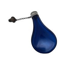 Charger l'image dans la galerie, Flacon à sels en cristal taillé bleu en forme de goutte, avec son bouchon en argent, XIXe