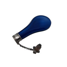 Charger l'image dans la galerie, Flacon à sels en cristal taillé bleu en forme de goutte, avec son bouchon en argent, XIXe