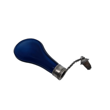 Charger l'image dans la galerie, Flacon à sels en cristal taillé bleu en forme de goutte, avec son bouchon en argent, XIXe