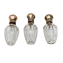 Load image into Gallery viewer, Trio de flacons à sels ou à parfum en cristal taillé et bouchons sur charnière en métal doré, XIXè