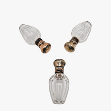 Load image into Gallery viewer, Trio de flacons à sels ou à parfum en cristal taillé et bouchons sur charnière en métal doré, XIXè