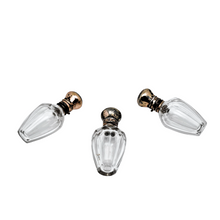 Load image into Gallery viewer, Trio de flacons à sels ou à parfum en cristal taillé et bouchons sur charnière en métal doré, XIXè