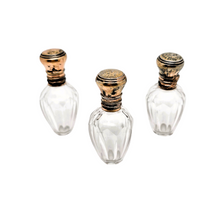 Load image into Gallery viewer, Trio de flacons à sels ou à parfum en cristal taillé et bouchons sur charnière en métal doré, XIXè