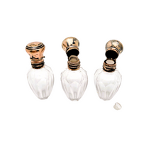 Load image into Gallery viewer, Trio de flacons à sels ou à parfum en cristal taillé et bouchons sur charnière en métal doré, XIXè