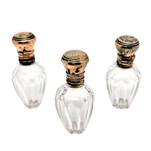 Load image into Gallery viewer, Trio de flacons à sels ou à parfum en cristal taillé et bouchons sur charnière en métal doré, XIXè