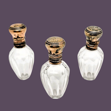 Load image into Gallery viewer, Trio de flacons à sels ou à parfum en cristal taillé et bouchons sur charnière en métal doré, XIXè