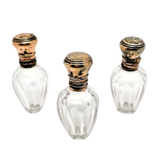 Load image into Gallery viewer, Trio de flacons à sels ou à parfum en cristal taillé et bouchons sur charnière en métal doré, XIXè Le Charme des Violettes - Brocante en ligne