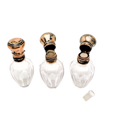 Load image into Gallery viewer, Trio de flacons à sels ou à parfum en cristal taillé et bouchons sur charnière en métal doré, XIXè