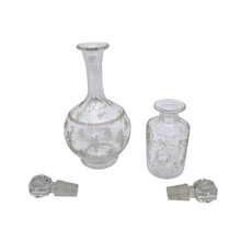 Charger l'image dans la galerie, Duo de flacons de toilette en verre taillé et gravé, fin XIXᵉ - vers 1900 Le Charme des Violettes - Brocante en ligne