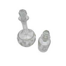 Charger l'image dans la galerie, Duo de flacons de toilette en verre taillé et gravé, fin XIXᵉ - vers 1900 Le Charme des Violettes - Brocante en ligne
