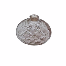 Afbeelding in Gallery-weergave laden, Victoriaanse zout- of parfumflesjes in geslepen kristal, 19e eeuw