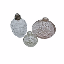 Afbeelding in Gallery-weergave laden, Victoriaanse zout- of parfumflesjes in geslepen kristal, 19e eeuw